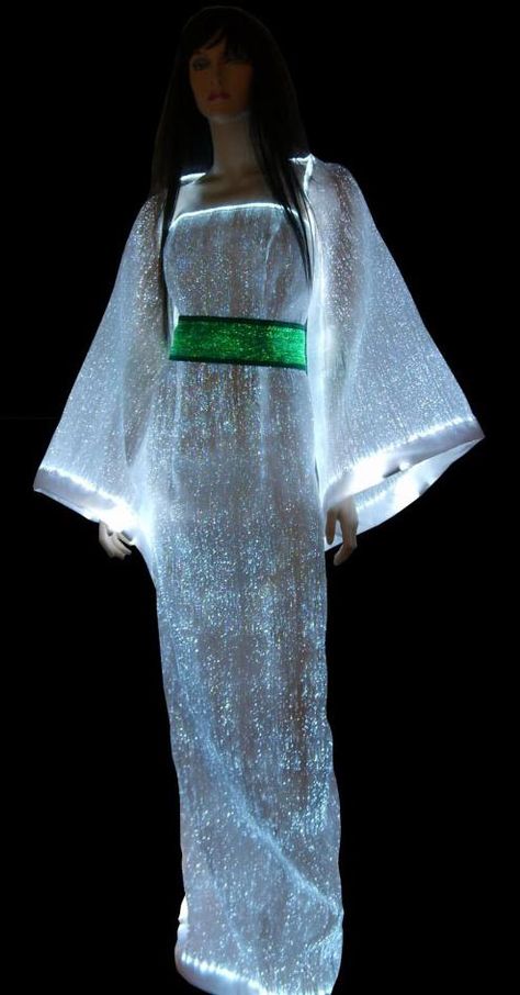 Technology integrated into fashion; fiber optic dress Fiber Optic Dress, High Tech Fashion, Light Up Costumes, Led Clothing, Technology Fashion, Design Textile, Futuristic Fashion, Wearable Tech, Beauty Dress