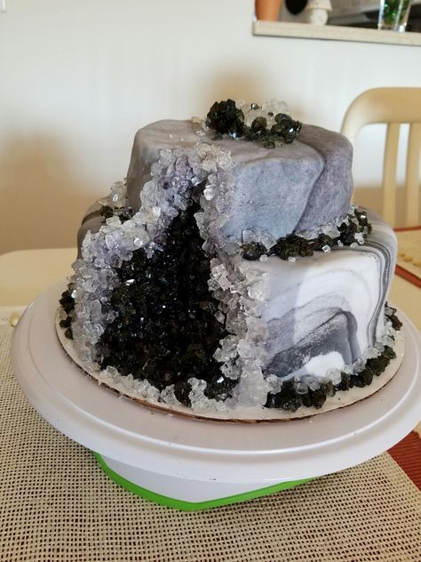 Small Geode cake Marble Cakes, Geode Cake Wedding, Surf Party, Geode Cake, Crystal Cake, Halloween Cake, Crazy Cakes, 12th Birthday, French Pastries