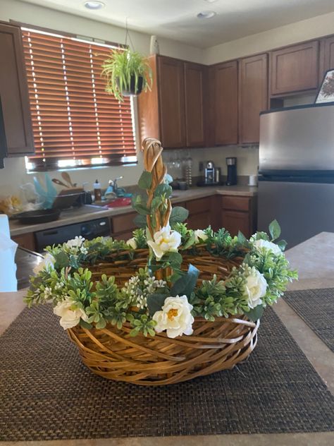 Fairy Basket Ideas, Decorated Baskets Ideas, Flower Basket Ideas, Book Basket, Fairy Halloween, Fake Flower Bouquet, Fairy Halloween Costumes, Kids Baskets, Brown Baskets