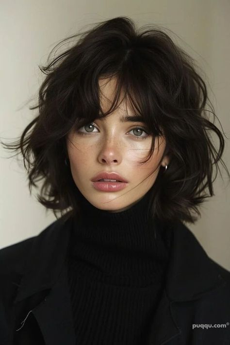 "Short Hair 2024: Top Trends and Styles for a Stylish Transformation - Fashion Tips Tricks Haircuts For Circle Faces, Short Hair Circle Face, Circle Face Hairstyles, Dutch Barge, Dutch Fashion, Short Hair Model, Hair Inspiration Short, Short Wavy, Bob Haircut