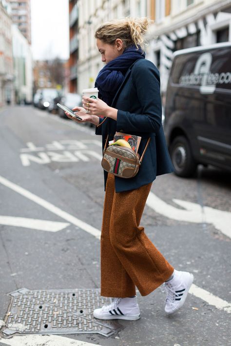 Chelsea Girls: London Street Style Looks Adidas, London Fashion Week Street Style, Chelsea Girls, London Street Style, Street Style Trends, London Street, Autumn Street Style, Street Style Inspiration, Looks Chic