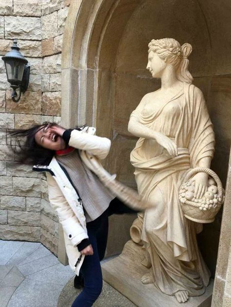 The Statues Are Fighting Back! Riverdale Meme, Fun With Statues, Funny Statues, Arte Pin Up, Classical Art Memes, Funny Poses, People Having Fun, People Poses, 웃긴 사진