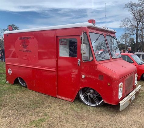 VanCult on Instagram: “Happy Step Van Saturday... with A little slammed-van tossed in for good measure! .. #stepvansaturday #stepvan #saturday #van…” Bread Truck, Low Trucks, Delivery Trucks, Delivery Van, Step Van, Shop Truck, Work Horses, Ice Cream Truck, Custom Vans