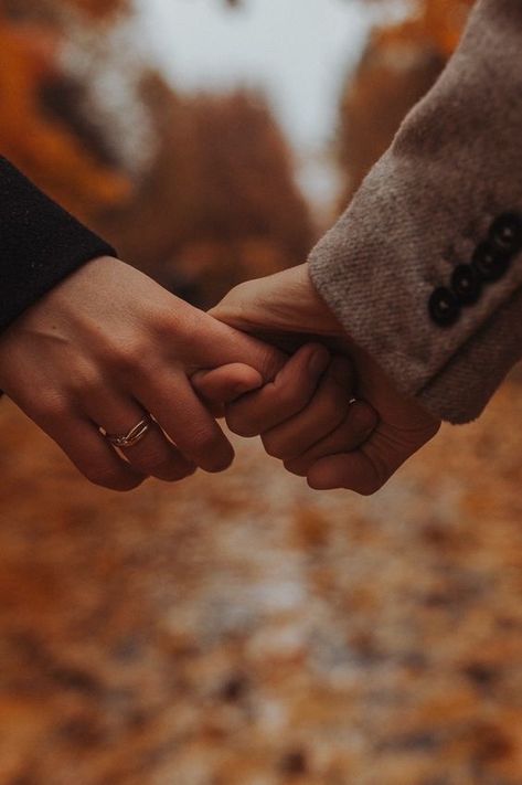 Couple Poses Autumn, Autumn Love Couple Aesthetic, Couple Autumn Photography, Autumn Couple Photos, Autumn Couples Photoshoot, Autumn Photography Couples, Autumn Couple Aesthetic, Loving Couple Photoshoot, Fall Couple Shoot