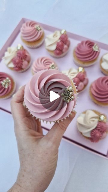 Pink And Blue Cupcakes Birthday, Elegant Cupcakes Classy, Cupcakes With Macarons On Top, Fancy Cupcake Decorating Ideas, Mini Cupcake Decorating Ideas, Cupcake Birthday Ideas, Cupcake Icing Ideas, Light Pink Cupcakes, Cupcake Piping Ideas