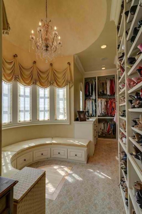 My kind of closet Organiser Son Dressing, Casa Clean, Dressing Room Closet, Amazing Closets, Beautiful Closets, Real Estat, Dream Closets, Large Closet, Closet Inspiration