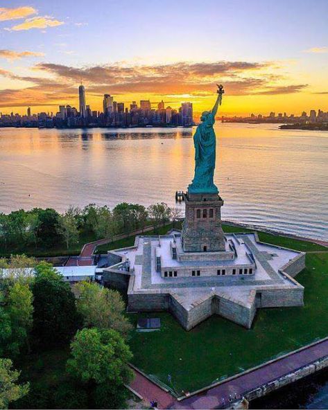 Foto Urban Sprawl, Usa Wallpaper, Liberty Island, Voyage New York, Visit New York City, New York Photography, Nyc Skyline, The Statue Of Liberty, Visit New York