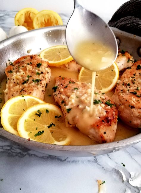 Lemon White Wine Chicken, Chicken With A Sauce, White Wine Chicken Sauce, Chicken Wine Sauce, Baked Chicken In White Wine Sauce, White Wine Garlic Chicken, Chicken In White Wine Sauce Recipes, Chicken White Wine Recipes, Chicken And White Wine Sauce