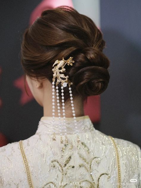 Modern Sangjit Hairdo, Hairdo For Cheongsam Chinese, Cheongsam Hairstyle Modern, Korean Hairstyle Wedding Bridal Hair, Chinese Updo Hairstyles, Chinese Wedding Hairstyles, Sangjit Hairstyle, Qipao Hairstyle, Chinese Bun Hairstyle