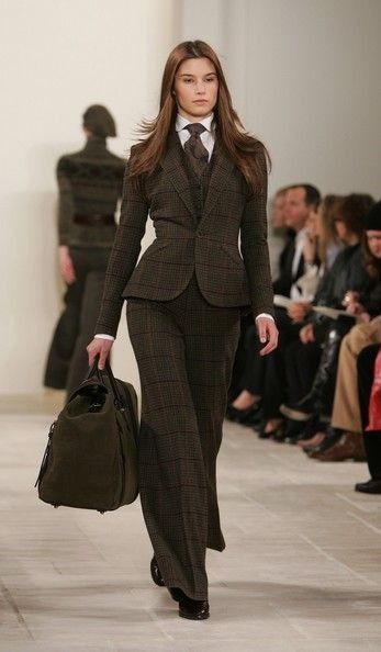 Woman In Suit, 90s Runway Fashion, Runway Fashion Couture, Runway Outfits, Mode Chanel, Winter Vest, Woman Suit Fashion, فستان سهرة, Mode Inspo