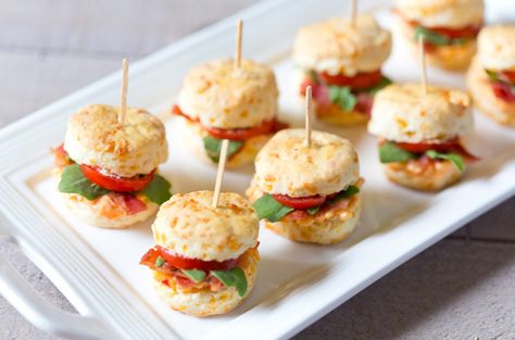 This mini pimento BLT cheddar biscuits recipe starts with cheddar biscuits and ends with your party guests asking for seconds—even thirds! Mini Food Appetizers, Picknick Snacks, Tea Party Sandwiches, Nibbles For Party, Bite Size Food, Mini Appetizers, Cheddar Biscuits, Mini Sandwiches, Crowd Pleasing Recipes