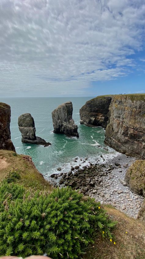 Wales Scenery, Wales Aesthetic, Wales Coast, Green Bridge, Wales Beach, Pembrokeshire Wales, Uk Beaches, Visit Uk, Pembrokeshire Coast