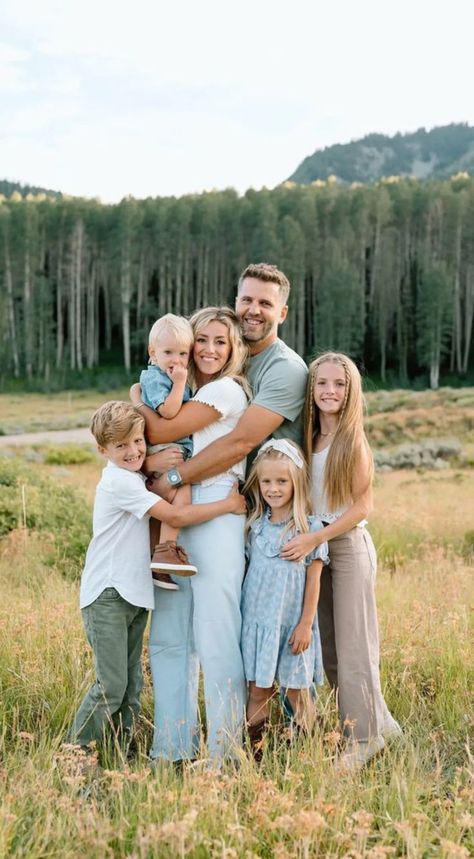 Large Family Poses, Big Family Photo Shoot Ideas, Large Family Photo Shoot Ideas, Casual Family Photos, Mountain Family Photos, Extended Family Pictures, Spring Family Pictures, Big Family Photos, Extended Family Photos