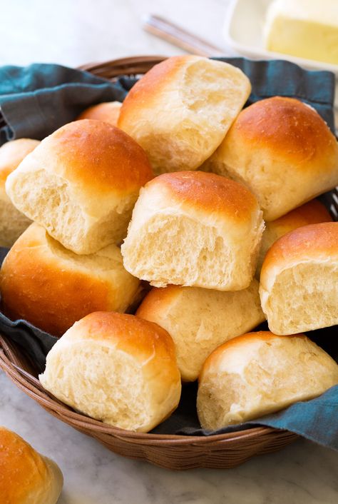 Easy Homemade Dinner Rolls in a bread basket with a blue cloth. One Hour Dinner Rolls, Rolls Rolls, Easy Dinner Rolls, Thanksgiving Bread, Milk Bread Recipe, Fluffy Dinner Rolls, Recipes Bread, Homemade Dinner Rolls, Biscuit Rolls