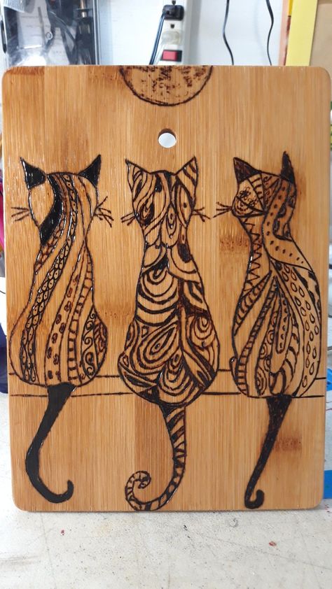 Cat Wood Burning Ideas, Wood Burned Wall Art, Cat Wood Burning, Wood Burning Wall Art, Pyrography Furniture, Wood Burning Spoons Ideas, Pirogravura Ideas, Pirografo Ideas, Simple Wood Burning Patterns