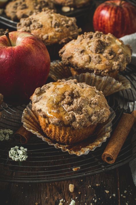 Apple Crumble Muffins Chocolate Apple Muffins, Autumn Muffins, Apple Butter Cake, Apple Crumble Muffins, Christmas Muffins, Fall Muffins, Crumble Muffins, Fall Meal, Cinnamon Crumble