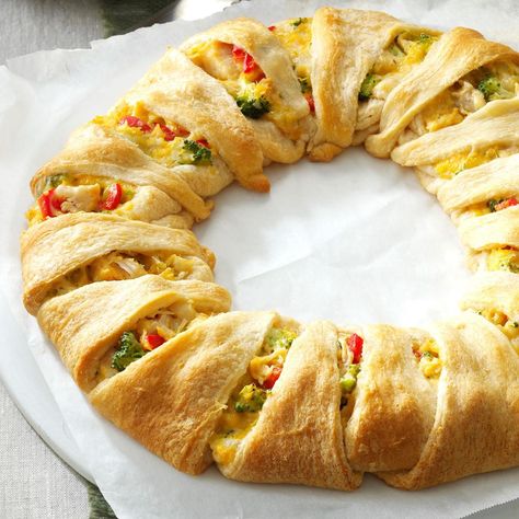 Here's an impressive-looking dish that's a snap to prepare. Even when my cooking time is limited, I can still serve this delicious crescent wreath. The red pepper and green broccoli add a festive touch. —Marlene Denissen, St. Croix Falls, Wisconsin Crescent Roll Wreath, Crescent Wreath, Crescent Roll Appetizers, Roll Wreath, Best Christmas Appetizers, Christmas Appetizers Easy, Make Ahead Appetizers, Crescent Roll Recipes, Crescent Roll