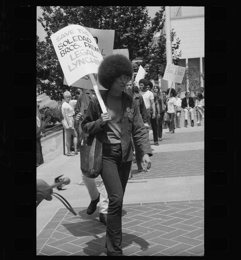 Angela Davis demonstrates against prison conditions at the State Building (Calif.)1970 Angela Davis Black Panther, Panthers Outfit, Black Power Movement, Angela Davis, Civil Rights Leaders, Black Panther Party, Power To The People, Civil Rights Movement, Black N White Images