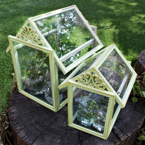 Dollar Store Frame Terrariums  •  Free tutorial with pictures on how to make a terrarium in under 60 minutes Terrarium Table, Terrarium Ideas, Picture Frame Crafts, Planting Tips, Vintage Containers, Farm Garden, Water Gardens, Terrarium Diy, Garden Greenhouse