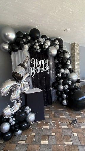 If you have a big party coming up and you’re planning to throw a birthday party for yourself or your men, we have some tips that will help make it a great event. From cool men's birthday themes to romantic mens birthday themes for husbands, we'll help you celebrate in style. Let's take a look at our selected ideas below and get ready to be inspired! Black Out Party Theme, Black Table Cloth Decor, Black And Silver Birthday Decorations, 18th Birthday Decorations For Boys, Men Birthday Party Ideas Decoration, Black Themed Birthday Party, Festa All Black, 17 Doğum Günü, Black And White Party Decorations