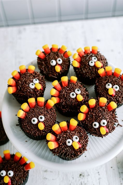 Turkey cupcakes are such a fun Thanksgiving dessert recipe to make. They are super festive and not to mention delicious! A fun DIY to do with your kids. Kid Friendly Thanksgiving, Turkey Cupcakes, Thanksgiving Cupcakes, The Girl Who Ate Everything, Turkey Treats, Thanksgiving Desserts Table, Fun Thanksgiving Desserts, Thanksgiving Desserts Easy, Thanksgiving Food Desserts