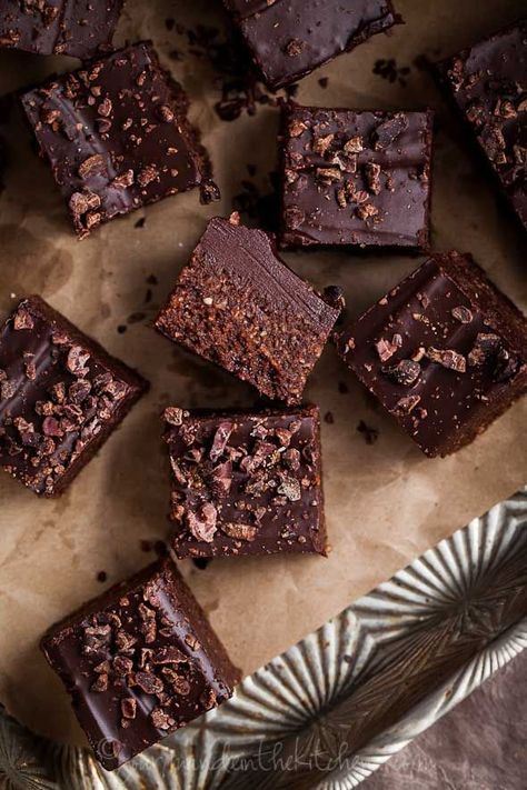 Raw Double Layer Chocolate Fudge with Cacao Nibs Resep Brownies, Fudge Recipes Chocolate, Raw Desserts, Raw Chocolate, Cacao Nibs, Vegan Treats, Paleo Dessert, Vegan Sweets, Fudge Recipes