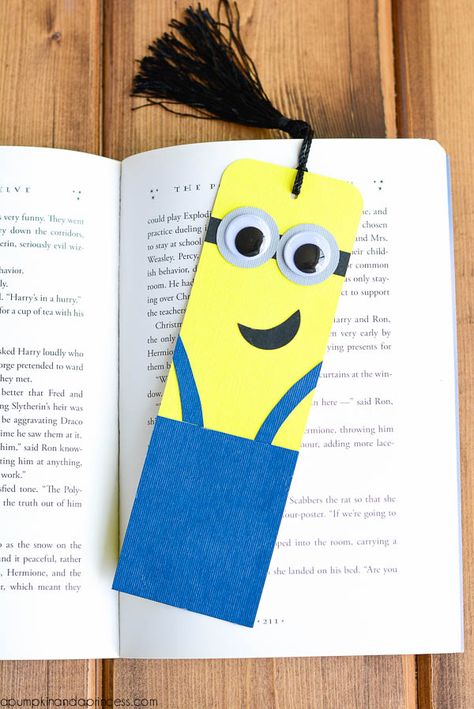 Minion Craft, Diy Minions, Paper Flower Centerpieces, Handmade Bookmarks Diy, A Minion, Creative Bookmarks, Bookmark Craft, Paper Bookmarks, Bookmarks Kids