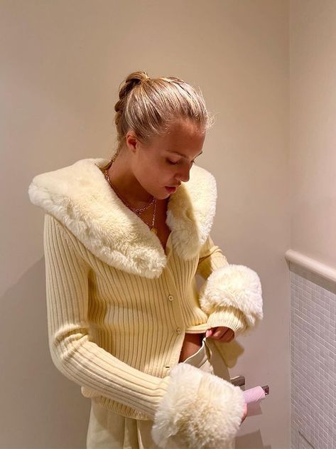 House Of Sunny, Winter Fits, Marie Antoinette, Long Sleeve Cardigan, Look Fashion, Fashion Inspo Outfits, Trendy Outfits, Chic Style, Winter Outfits