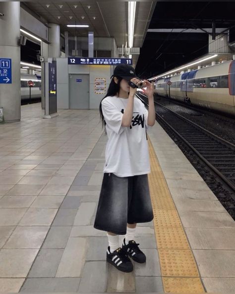 Tomboy Ulzzang Outfits, Tomboy Korean Outfits, Korean Outfits Street Styles, Tomboy Outfits Aesthetic, Japan Aesthetic Outfit, Tomboy Korean, Oversized Outfit Aesthetic, Ulzzang Tomboy, Korean Tomboy Outfits