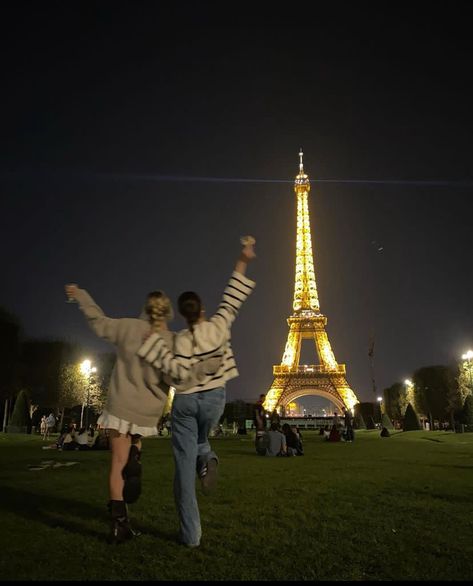 Parisian Style Fall, The Group Chat, Paris Photoshoot, Paris Dream, France Aesthetic, Paris Vibes, Paris Trip, Parisian Life, 사진 촬영 포즈