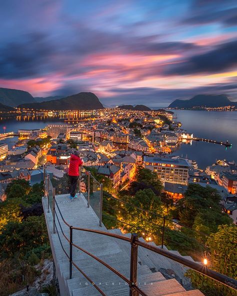 ✿ ❤  Ålesund, Norway.  Midnight Sun.  Ålesund What a beautiful city of Norway. 00.15 AM Ålesund is a town and municipality in Møre go Romsdal county, Norway. It is part of the traditional district of Sunnmøre, and the centre of the Ålesund Region.     iGoalStories (@igoalstories) • Instagram fotoğrafları ve videoları Living In Car, Car Living, Beautiful Norway, Road Trip Car, Alesund, Free Vacations, Destination Voyage, Midnight Sun, Hawaii Vacation