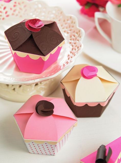 Cake Boxes Cupcake Boxes Template, Cupcake Template, Free Craft Templates, Cake Slice Boxes, Woodland Fairy Party, Paper Cake Box, Cupcake Packaging, Pop Up Card Templates, Cake Templates