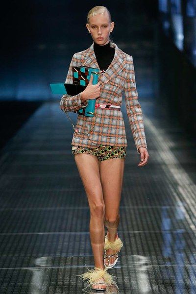 See the complete Prada Spring 2017 Ready-to-Wear collection. Tartan Fashion, Prada Spring, Tailored Jacket, Spring 2017, Fashion 2017, Couture Collection, Designer Wear, Fashion Week Spring, Edgy Fashion