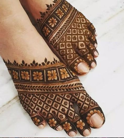 Leg Mehendi Design, Feet Henna, Finger Mehndi, Legs Mehndi, Leg Mehndi, Tato Henna, Foot Henna, Legs Mehndi Design, Basic Mehndi