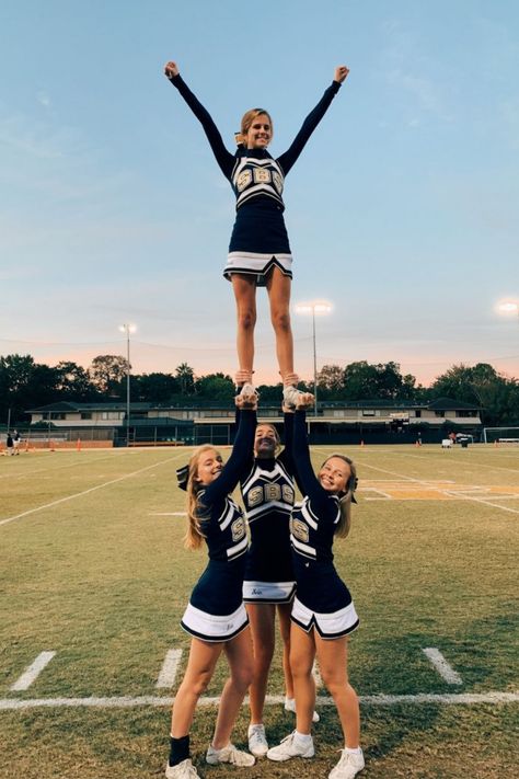 Cheer Photo Poses, Cheer Vibes, Cheerleading Pics, Cheer Aesthetic, Cheer Photo, The Cheerleaders, Cheer Team Pictures, Cheer Photos, Cheer Photography