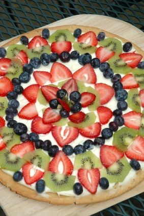 Easy Fruit Pizza Recipe, Recipe for Fruit Pizza - MissHomemade.com Sugar Cookie Crust Fruit Pizza, Cookie Pizza Recipe, Fruit Sugar Cookies, Easy Fruit Pizza, Dessert Pizza Recipes, Pizza Vegana, Fruit Pizza Sugar Cookie, Sugar Cookie Crust, Fruit Pizza Recipe