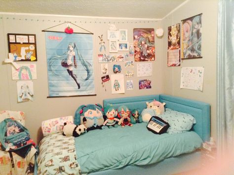 My Hatsune Miku room ❤️❤️❤️❤️ Hatsune Miku Room Ideas, Miku Themed Room, Miku Room Decor, Vocaloid Room Decor, Anime Living Room Ideas, Hatsune Miku Room Decor, Hatsune Miku Bedroom, Miku Bedroom, Otaku Room Ideas Bedrooms