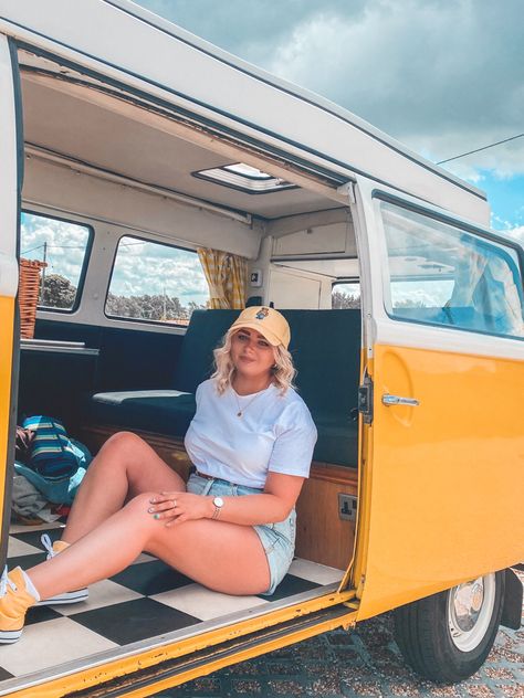 Yellow campervan, VW vintage vibes Yellow Campervan, Old Vw Van, Car Yellow, Volkswagen Minibus, Vw Vintage, Van Car, Hippie Van, Van Living, Vw Campervan