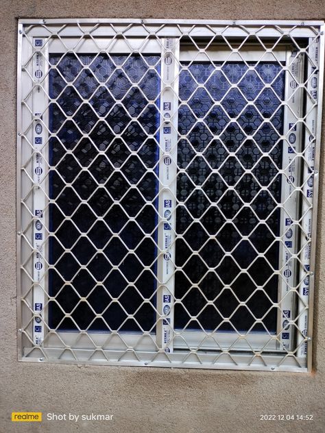 Aluminium Jali Door Design, Aluminium Windows With Grill, Aluminum Sliding Window Design, Aluminum Windows Design, Modern Steel Gate Design, Sliding Window Design, Glass Staircase Railing, Cradle Decoration, Dressing Table Mirror Design