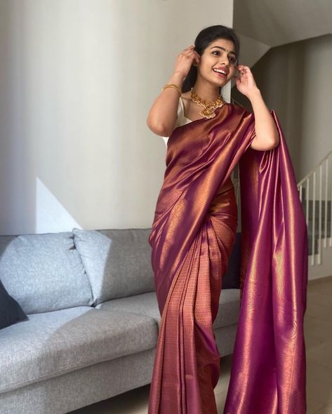 South Indian Party Wear Saree, Manthrakodi Saree Blouse Designs, Wedding Saree New Trend, Wine Kanjivaram Saree, Latest Saari Trends Indian, Simple Bridal Saree Look, South Indian Saree Looks, Simple Wedding Saree Look, Contrast Blouse For Maroon Silk Saree