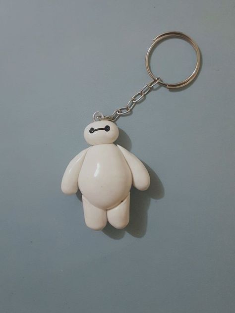 Baymax Clay Diy, Baymax Polymer Clay, Cute Keychain With Clay, Anime Clay Crafts, How To Make Clay Keychains, Clay Keychain Ideas Aesthetic, Clay Keychain Aesthetic, Anime Clay Charms, Baymax Clay