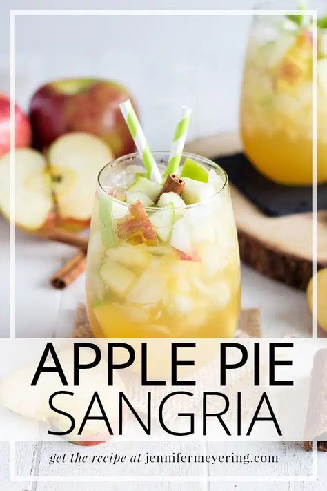 Apple Pie Sangria - Jennifer Meyering Thanksgiving Pumpkin Recipes, Apple Pie Sangria, Wine Recipes Drink, Caramel Vodka, Craft Cocktail Recipe, Coctails Recipes, Best Cocktail Recipes, Star Food, Sangria Recipes