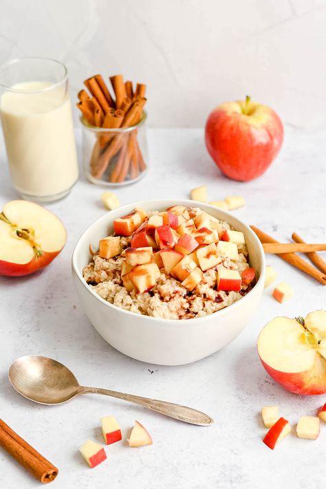 Caramel Apple Oatmeal Caramel Apple Oatmeal, Easy Fall Breakfast, Healthy Caramel Apple, Breakfast Simple, Microwave Breakfast, Yummy Healthy Breakfast, Apple Oatmeal, Plant Based Protein Powder, Fall Breakfast