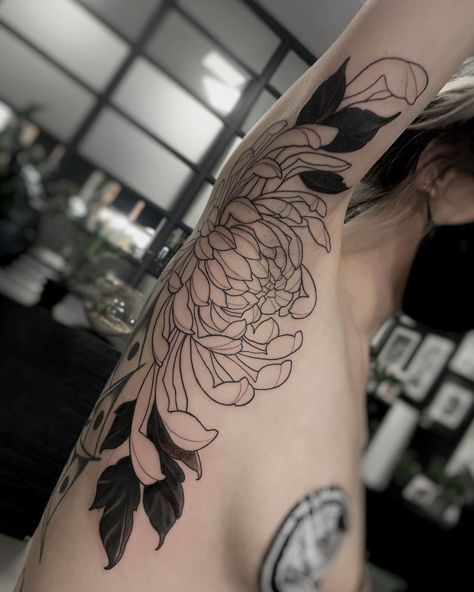 Übler Friedrich on Instagram: “Second Armpit for Lisa in progress. Done @der_grimm_tattoo with @cheyenne_tattooequipment #chrysanthemumtattoo #berlin #armpittattoo” Berlin, Crisantemo Tattoo, Armpit Tattoo, Dibujos Pin Up, Torso Tattoos, Chrysanthemum Tattoo, Just Ink, Modern Tattoos, Tattoo Sleeve Designs