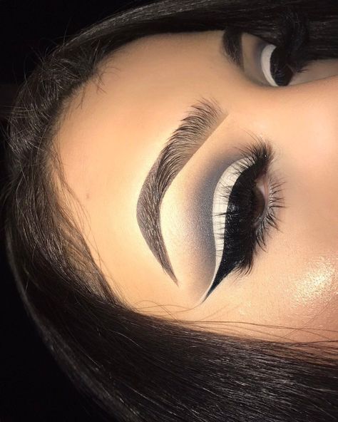 Crease Eyeshadow, Prom Makeup Tutorial, Cut Crease Eyeshadow, Cute Eyeshadow Looks, Black Eyeshadow, Makeup Step By Step, How To Apply Eyeliner, Makeup On Fleek, Eye Makeup Tips