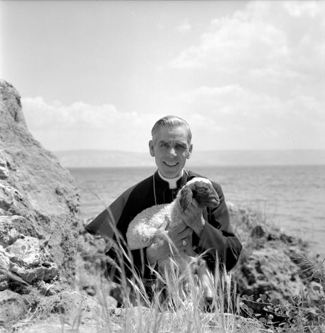 "A glad heart lights up the face." Proverbs 15:13 // Bishop Fulton Sheen // 1957 // By Yousuf Karsh Atmosphere Aesthetic, Catholic Stickers, Soul Winning, Fulton Sheen, True Meaning Of Christmas, Key To Happiness, Catholic Quotes, Have A Good Time, Western World