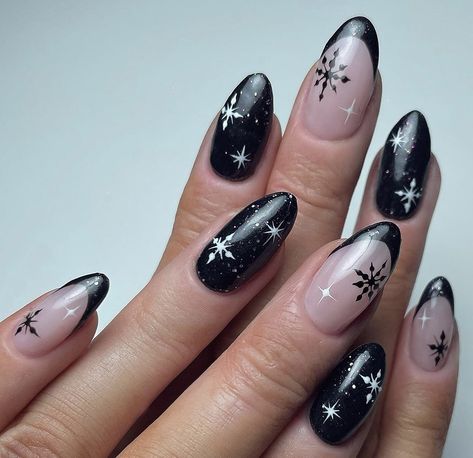 Black Chrismast Nails, Gothic Christmas Nails Short, Christmas Nails Alternative, Christmas Dark Nails, Dark Christmas Nails Short, Goth Xmas Nails, Black Christmas Nails Short, Alt Christmas Nails, Black Christmas Nails Acrylic