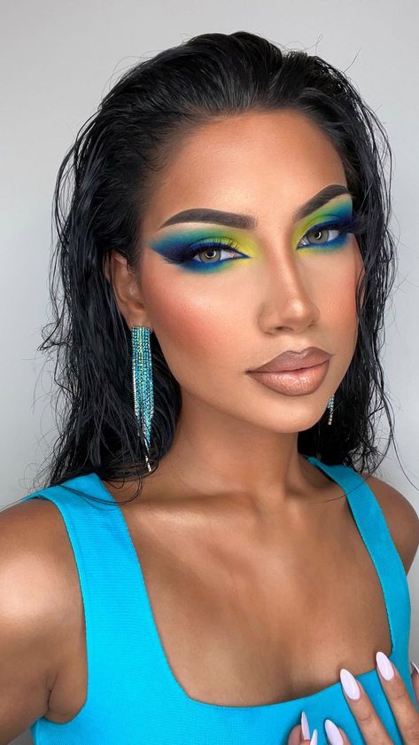 Full Color Makeup, Peacock Makeup, Make Carnaval, Vibrant Makeup, Carnival Makeup, Makeup Looks To Try, Graphic Makeup, Makeup For Black Skin, Rainbow Makeup