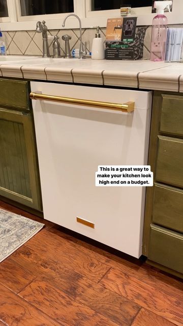 maggie (home + humor) on Instagram: "DISHWASHER MAKEOVER It’s cheap, renter-friendly, and not too difficult. Give it a try! 🥰 I can’t wait to see it with my quartzite counter tops next week! ✨ LINKS: I’ll link both in my bio under the SECOND link! (amazon)" Diy Stove Makeover, Peel And Stick Dishwasher, Diy Gold Fridge Handles, Hide Dishwasher Diy, Dishwasher Makeover Diy, Diy Gold Appliance Handles, Dishwasher Cover Ideas, Vinyl Wrap Dishwasher, Dishwasher Wallpaper