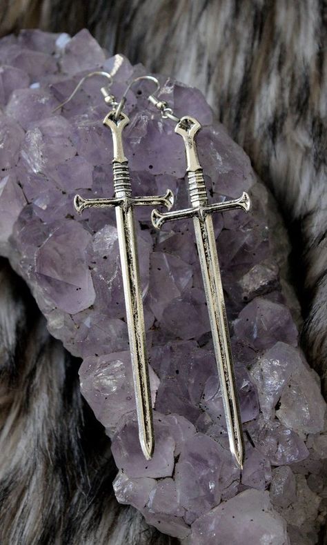 Sword earrings are a hot new trend that is taking the fashion world by storm. Sword earrings are not only stylish but also offer a unique and edgy look that is sure to turn heads. Grunge Jewelry, Earrings Aesthetic, Starfish Earrings, Mermaid Jewelry, Funky Earrings, Dragon Pendant, Funky Jewelry, Cross Earrings, 가을 패션